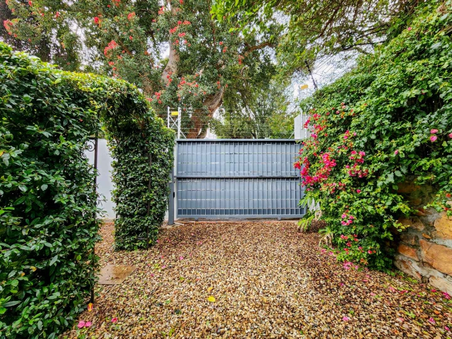 To Let 5 Bedroom Property for Rent in Vredehoek Western Cape